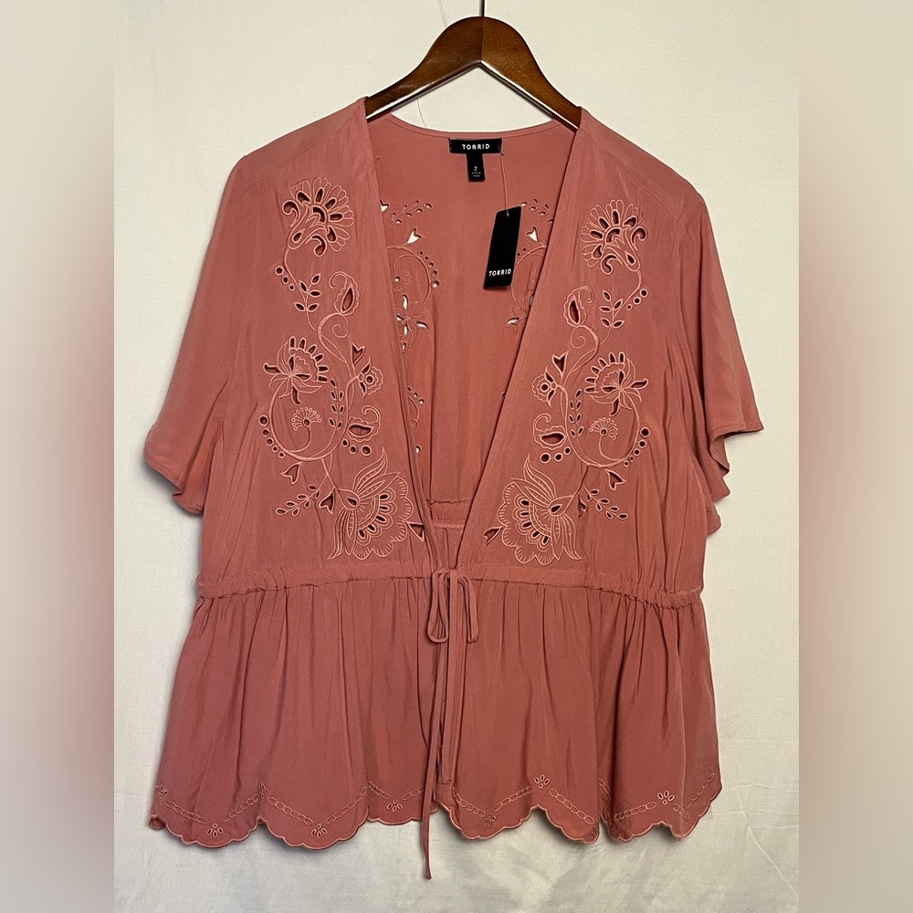 NWT - Torrid Eyelet Challis Tie Front - Dusty Rose - Size 2X